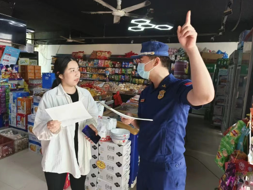 “敲門行動”筑牢“九小”場所安全屏障